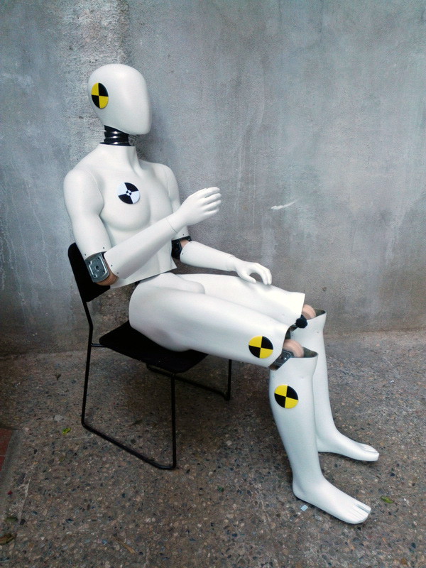 dummie maniqui articulado fibra metal madera opcion mono naranja-azul (70eu.) 1u